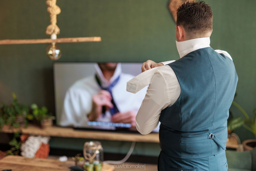Trouwfotomakerij - Stropdassen knopen is niet eenvoudig, maar gelukkig hebben we YouTube tutorials!