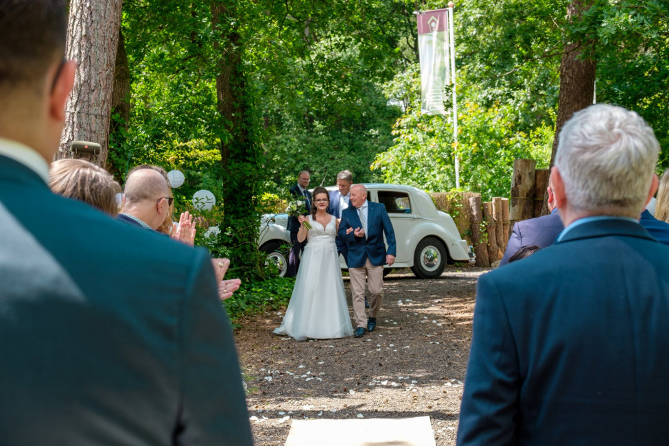 Trouwfotomakerij - Wat een moment... je toekomstige vrouw maakt haar entree bij de ceremonie!