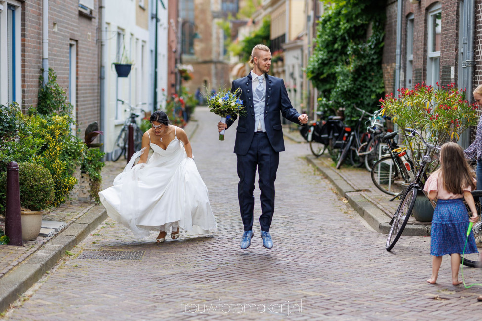 Trouwfotomakerij • Bruiloft in Delft • The Flying Groom • Dit is wat we bedoelen als we tegen een bruidspaar zeggen "doe lekker je eigen ding!"