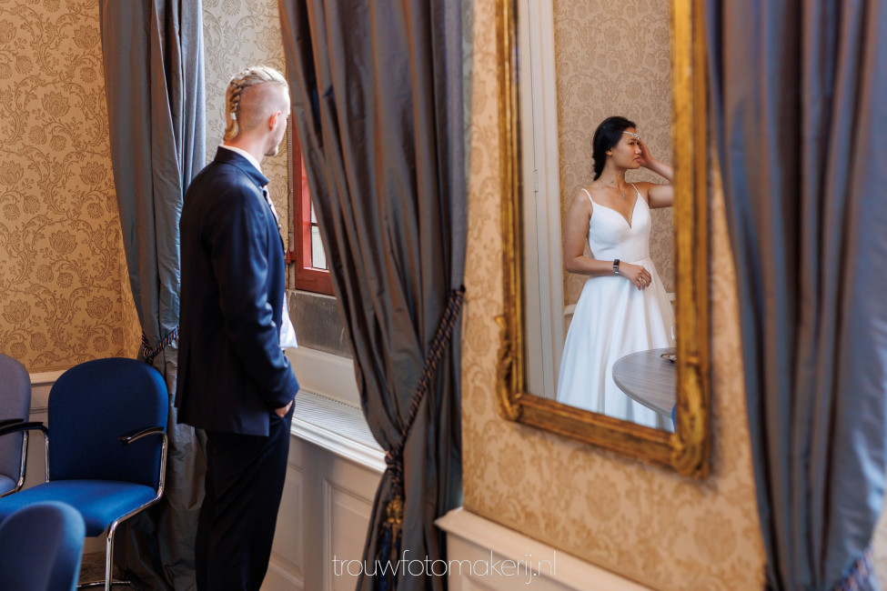 Trouwfotomakerij • Bruiloft in Delft • Nee, niet in scène gezet. Ze stonden daar, we zagen het spiegelbeeld en drukten af.