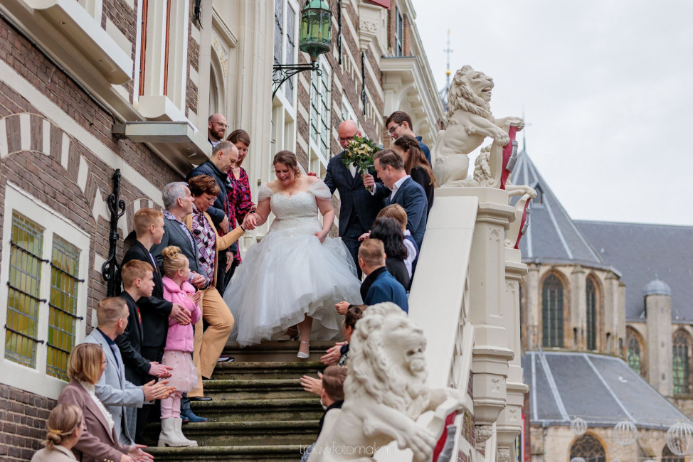 Trouwfotomakerij - En dan ben je getrouwd! Die trap van het stadhuis in Alkmaar vraagt natuurlijk om een groepsfoto. (Hebben we ook gedaan natuurlijk)