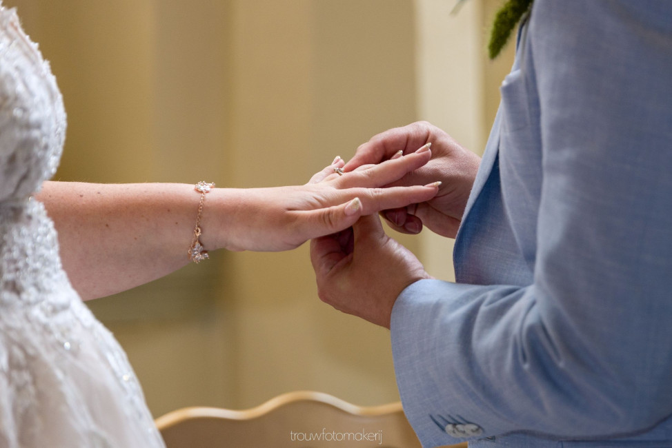 Trouwfotomakerij • Bruiloft in Gouda • Altijd een bijzonder moment, het omdoen van de ringen...