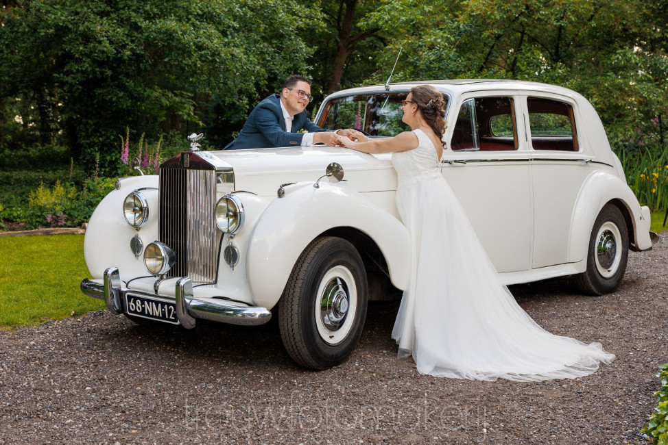 Trouwfotomakerij • Bruiloft in Holten • Ook jullie mooie trouwauto mag op de foto!