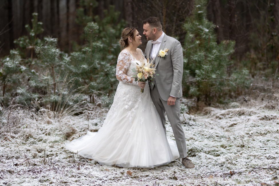 Trouwfotomakerij • Bruiloft in Wintelre • Trouwen in de winter levert hele mooie foto's op