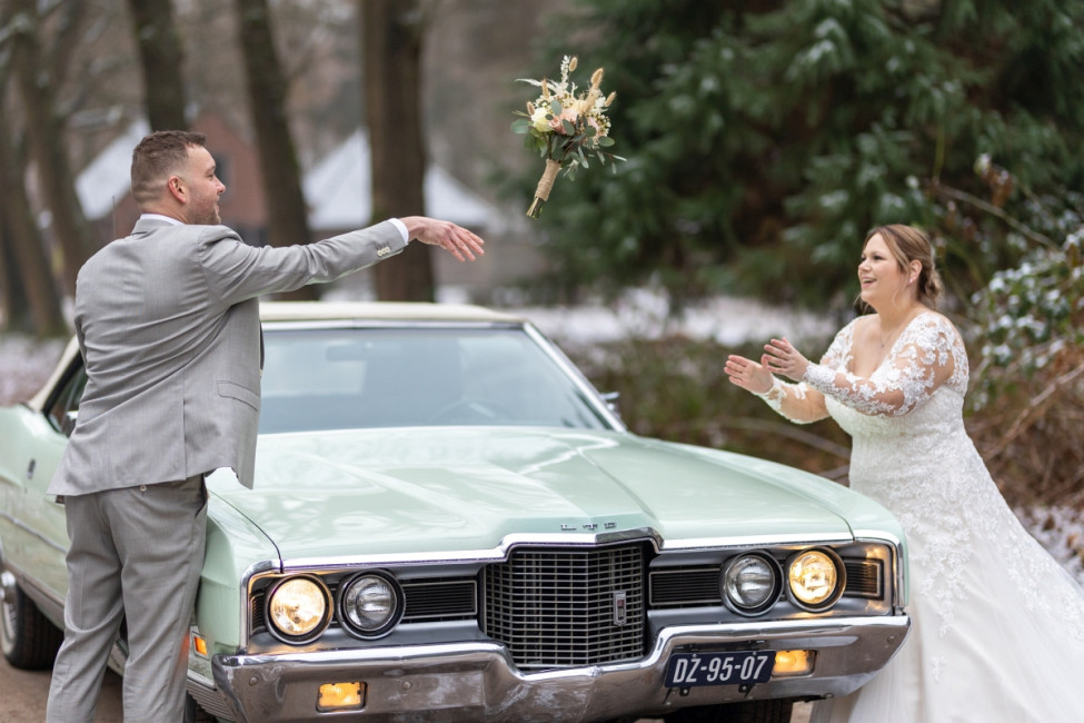 Trouwfotomakerij • Bruiloft in Wintelre • "Zal ik het boeket overgooien?" - Welja! Waarom niet? :)