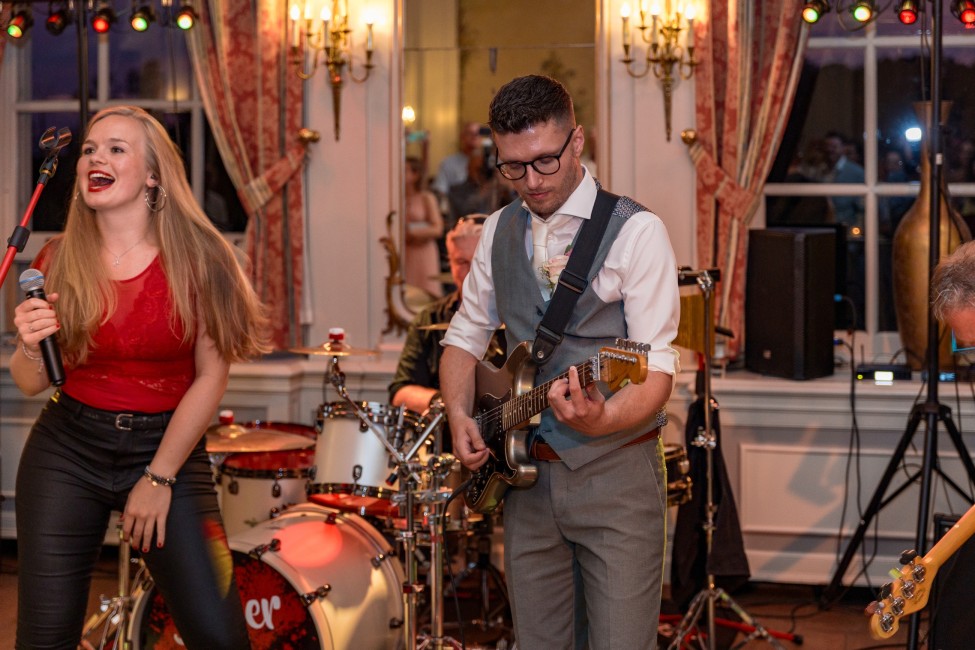 Als de bruidegom zelf een uitmuntend gitarist is, kan een gastoptreden niet uitblijven natuurlijk!