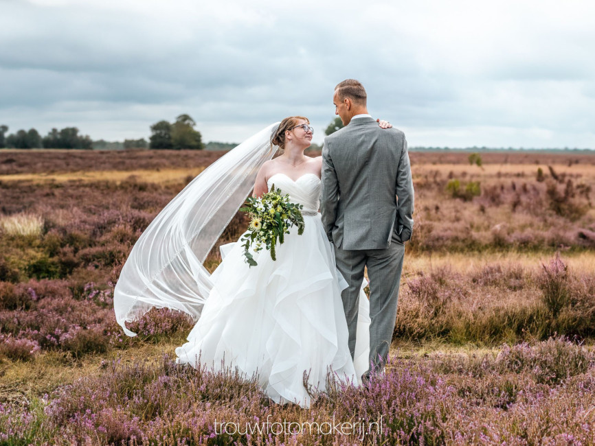 Trouwfotomakerij • Bruiloft in Harderwijk • Zo fijn als een bruidspaar lekker op hun gemak is voor de camera!