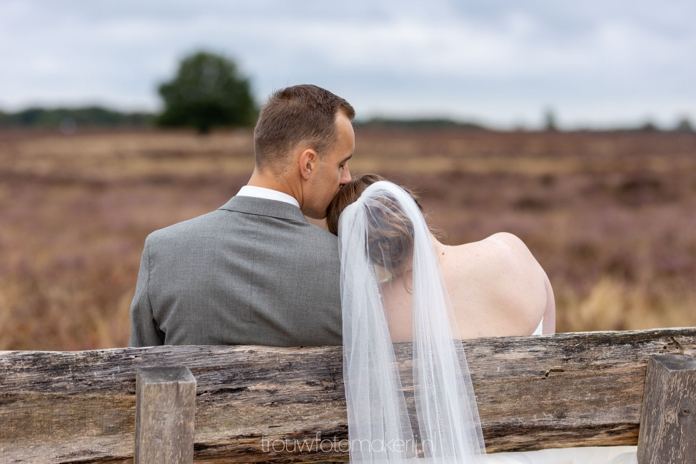 Trouwfotomakerij • Bruiloft in Harderwijk • Ook tijdens de trouwshoot laten we jullie zoveel mogelijk gewoon je gang gaan. Dus even lekker samen op een bankje blij zijn met elkaar, ook daar is tijd voor :)