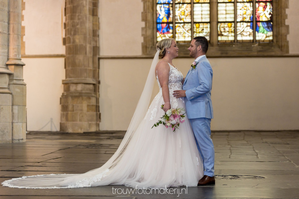 Trouwfotomakerij • Bruiloft in Gouda • Ook als je niet in de kerk trouwt, kun je er natuurlijk wél hele mooie foto's maken!